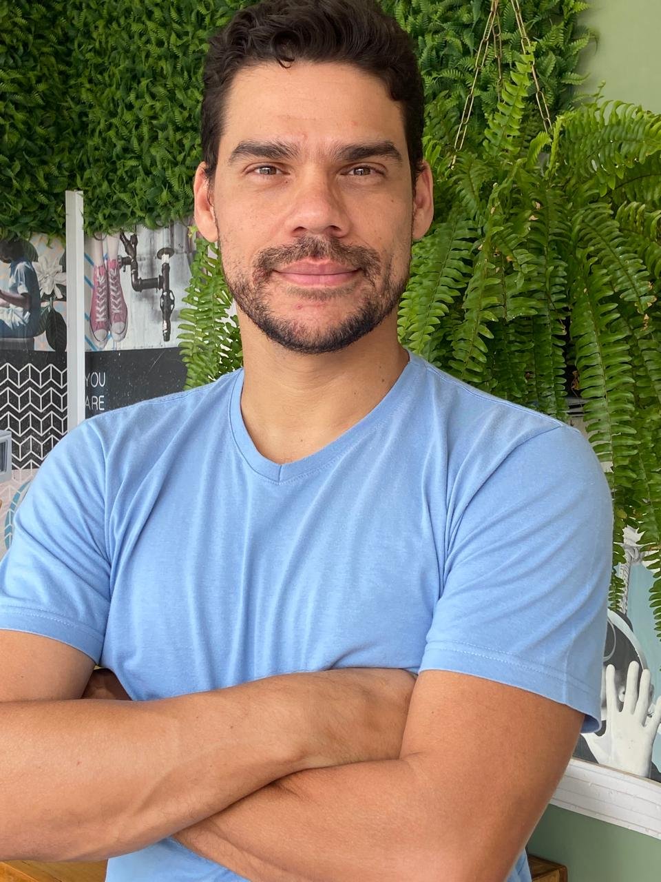 Como analista junguiano, me guio pelas histórias, escrevendo a minha própria e ajudando as pessoas a escreverem as suas e a encontrarem sentido nelas.