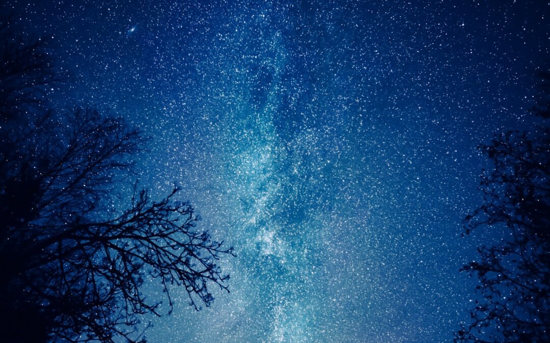 O céu e suas estrelas são, a um só tempo, certeza e mistério. O céu não é “ou”, é “e”. Não separa, une, como os símbolos, como as metáforas e a poesia. Por isso, é tão lindo de ver.