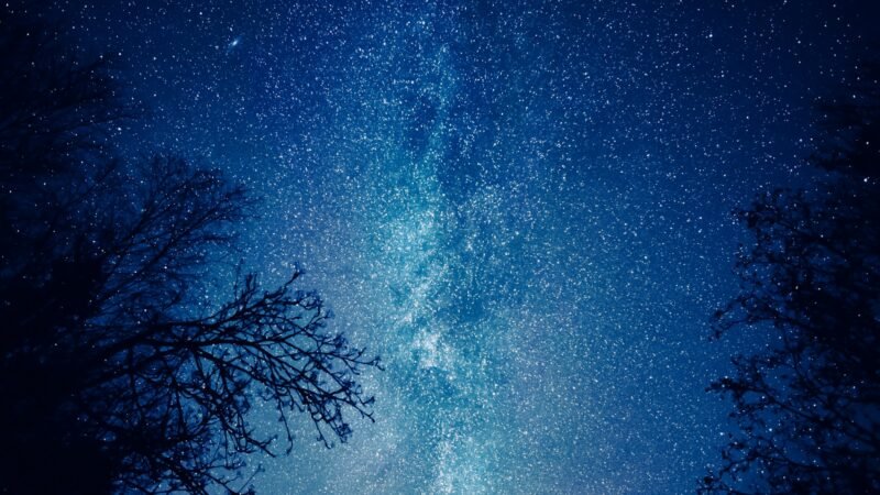 O céu e suas estrelas unem, como a metáfora, o mistério e a certeza.