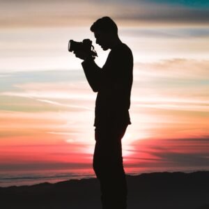 A análise junguiana também nos convida à discrição da penumbra: a intimidade tem um toque de segredo e costuma ser assustadora, mesmo que pela beleza.